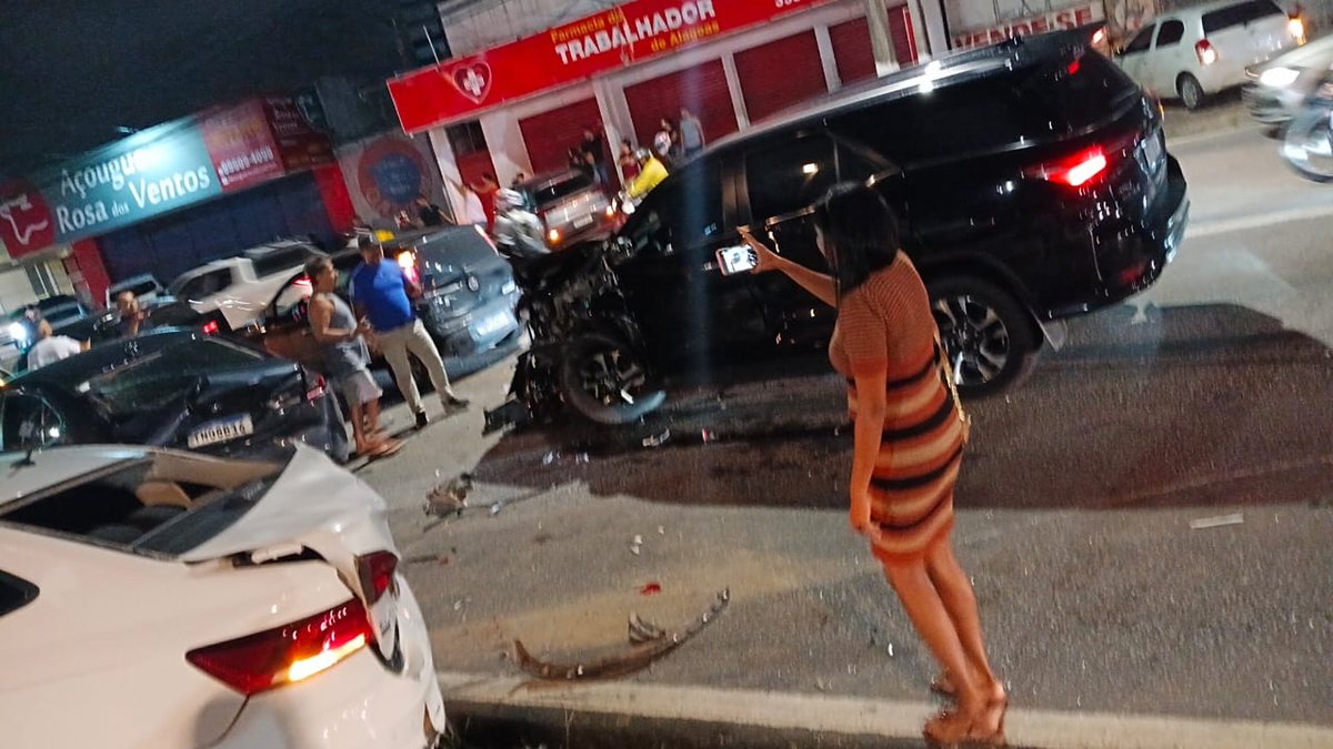 Após série de manobras arriscadas, motorista de carro de deputado provoca acidente com 7 veículos